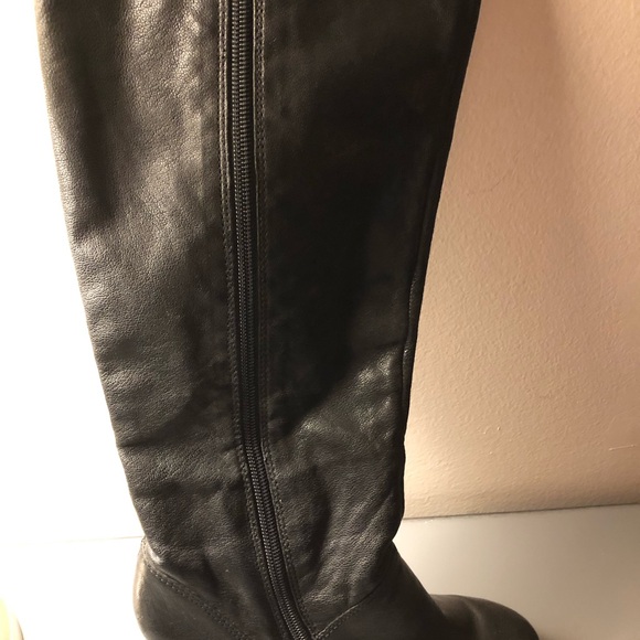 Kenneth Cole knee high wedge boots with curved zipper. Size 6. - Picture 4 of 7